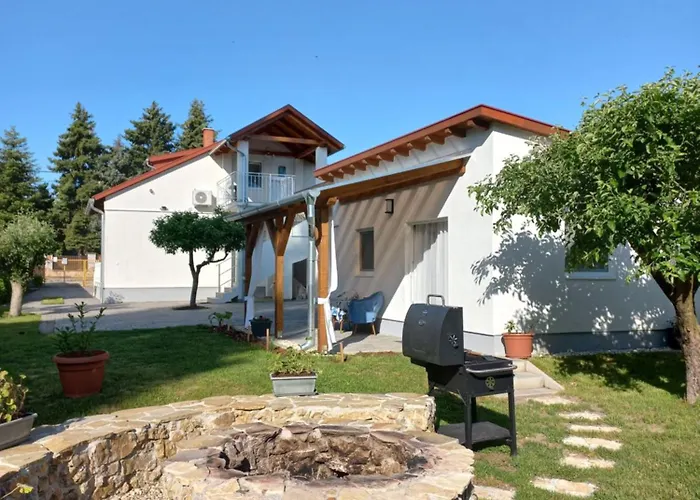 Orsolya Vendeghaz アパート